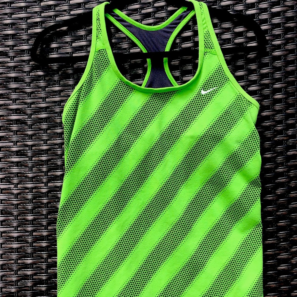 NIKE Dry fit athletic top size large 🎾👟